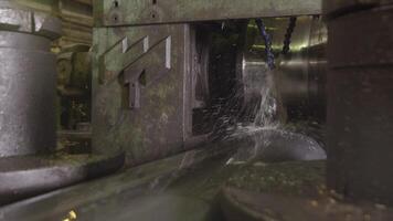 rollend vormen broodjes metaal werken Aan vervaardiging van pijpen. rollend molen machine voor rollend staal vel. rollend molen machine met koeling water dichtbij omhoog video