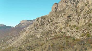 Visualizza a partire dal sopra di un' valle con montagne nel estate. sparo. meraviglioso aereo Visualizza su colline, rocce e blu cielo video