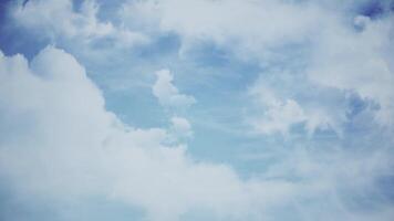 mosca mediante el nubes en el cielo. animación. hermosa nubes a el cielo video