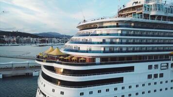 aéreo ver de el crucero Embarcacion en puerto a puesta de sol. existencias. aéreo ver de lujo grande crucero Embarcacion en Puerto video