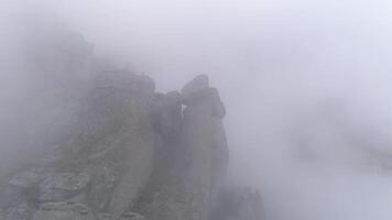 fermer de géant rochers avec des arbres dans Matin brouillard. tir. majestueux Montagne paysage. video