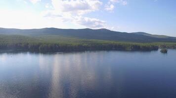 aérien vue de une petit Lac dans le milieu de une forêt. magnifique paysage mer, forêt et rochers video