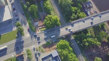 antenn lancang flod bro. klämma. motorväg tvärs över de flod, antenn se video