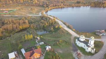 antenn stadsbild horisont se av by stad, kyrka och skön flod golf under dag. skön stadsbild, soluppgång video