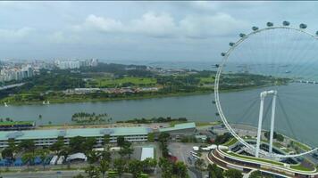 ferris rueda en Singapur, aéreo vista. disparo. Singapur aéreo ver de el Clarke muelle día Singapur río video