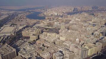 el edificios en el emirato de Dubái aéreo vista. Dubái, unido árabe emiratos aéreo ver de el negocio distrito de Dubái disparo en el verano calina de calor video