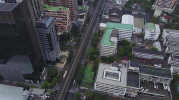 aereo Visualizza su addormentato Quartiere nel quartiere con nuovo case. attività commerciale e cultura concetto - panoramico moderno quartiere orizzonte uccello occhio aereo Visualizza. superiore Visualizza di centro nel bangkok di Tailandia video