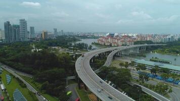 Singapur aéreo ver en carretera. disparo. carros en el autopista aéreo ver video