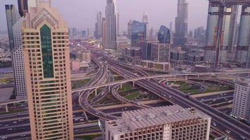 se på modern skyskrapor och upptagen kväll motorvägar dag i lyx stadens centrum av dubai stad. topp antenn se från torn taket. väg korsning trafik. skön dagtid stadsbild av stadens centrum dubai video