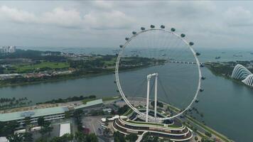 ferris roda dentro Cingapura, aéreo visualizar. tomada. Cingapura aéreo Visão do a Clarke cais dia Cingapura rio video