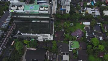 aereo Visualizza su addormentato Quartiere nel quartiere con nuovo case. attività commerciale e cultura concetto - panoramico moderno quartiere orizzonte uccello occhio aereo Visualizza. superiore Visualizza di centro nel bangkok di Tailandia video