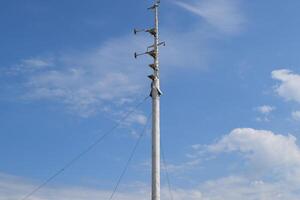 el aguja de un buque de guerra mástil. antenas para comunicaciones foto