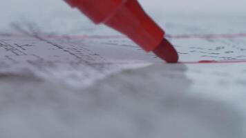 ein rot Marker schreibt auf ein Blatt von Papier. Nahansicht. Marker Spitze. rot Marker mit Schatten video