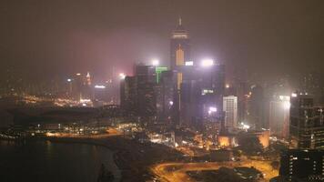 fantastique la nuit horizon avec illuminé grattes ciels. action. élevé vue de centre ville Dubai, Émirats arabes unis. coloré Voyage Contexte video