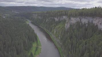 flygande över de skön berg flod och skön skog. klämma. antenn se av mystisk flod på soluppgång med dimma, Sol ovan de flod antenn video