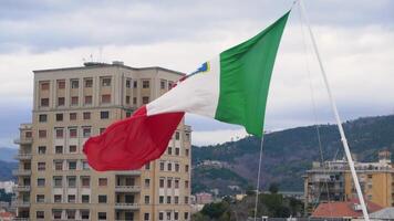 vlag van Italië tegen de achtergrond van de oude kathedraal. voorraad. Italiaans vlag in de wind ontwikkelt video