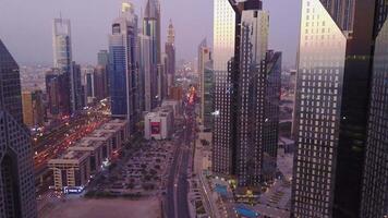 Antenne Aussicht von Dubai. modern Gebäude. futuristisch Antenne Aussicht von Wohn Wolkenkratzer im das Dubai Yachthafen gehen. Dubai Antenne Horizont auf ein schön Tag video