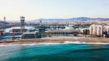 parte superior ver de el moderno ciudad por el mar. existencias. hermosa ciudad en el playa en un soleado día video