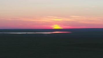 aérien vue de magnifique émeraude vert l'eau Lac et été paysage le coucher du soleil. le coucher du soleil sur le Lac video