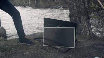 briser une moniteur avec une luge marteau. destruction de le moniteur avec une marteau. le concept de destruction de La technologie video