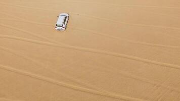 4x4 Fahrzeug Fahren aus Straße. Aktie. Sand Düne All-Terrain Wagen. Antenne video