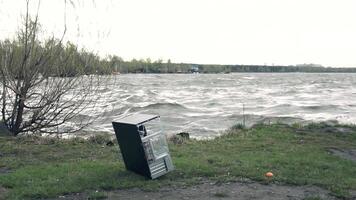 computer in natuur. computer valt van de wind in natuur. de concept van de belang van natuur in de technologisch wereld video