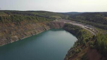 schön Berg Teich Antenne Sicht. Clip. Teich im das Stein Steinbruch video