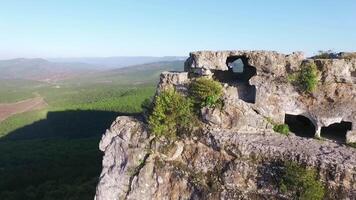 aereo di bellissimo montagna gamma volare al di sopra di alto scogliera. sparo. rocce epico scala alto altitudine natura paesaggio bellezza sfondo aereo Visualizza. Visualizza di il roccia nel il lontano video