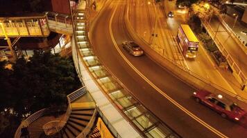 parte superior ver de tráfico en el puente en hong Kong existencias. unión de un trasvolar y un autopista con vehículo luces formando ligero caminos en hong kong a noche video