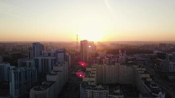 pôr do sol dentro megapolis. vídeo. lindo paisagem urbana com topo Visão em arranha-céus. topo Visão do a moderno cidade às pôr do sol video