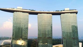 aéreo ver de centro de deportes acuáticos bahía playa Singapur. disparo. aéreo ver de Singapur ciudad horizonte con centro de deportes acuáticos bahía playa video