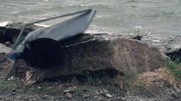 briser une moniteur avec une luge marteau. destruction de le moniteur avec une marteau. le concept de destruction de La technologie video