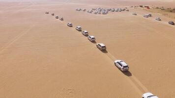 4x4 SUV's auto's het rijden door de zand duinen in de woestijn van abu dhabi. voorraad. top visie Aan SUV's in de woestijn video