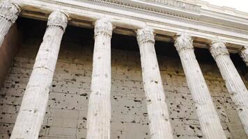 edificio con molti colonne. scorta. vecchio edificio con colonne. turista vacanza nel Europa video