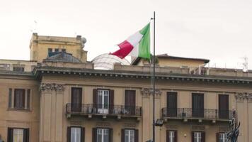 bandeira do Itália contra a fundo do a antigo catedral. estoque. italiano bandeira dentro a vento desenvolve video