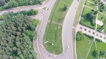 erhöht Schnellstraße. Clip. Antenne Sicht. oben Aussicht von das Straße Kreuzung. Hintergrund szenisch Straße video