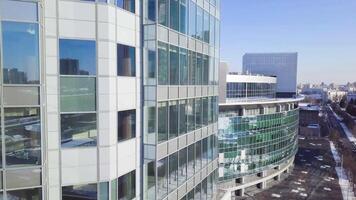 de cerca edificio vaso de rascacielos con nube, negocio concepto de arquitectura. reflexión de el ciudad en el ventanas de un rascacielos video