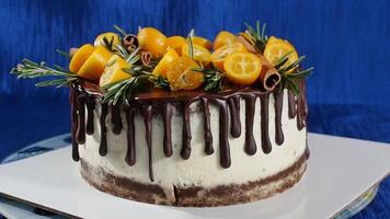 frente Visão do uma bolacha bolo. torta com frutas e flores fechar acima frente Visão bolacha e creme bolo. a chocolate bolo e bolacha creme decorado cobertura cacau video