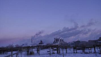 Fumo In arrivo a partire dal il camini di un' grande industriale impresa. lasso di tempo. tramonto a un' grande industriale impresa con grande fumo tubi video