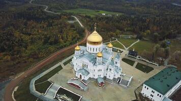 Antenne Aussicht von berühmt Kirche und Wahrzeichen, golden Gelb Kuppeln auf draussen beim Herbst Jahreszeit. Clip. oben Aussicht auf Kirche im Herbst video