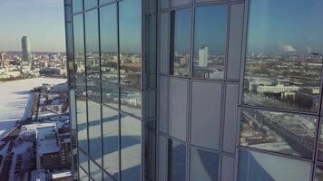 närbild byggnad glas av skyskrapor med moln, företag begrepp av arkitektur. reflexion av de stad i de fönster av en skyskrapa video