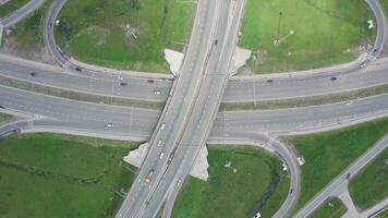 erhöht Schnellstraße. Clip. oben Aussicht beim Kurven und Linien von Stadt Autobahn. das Kurve von Suspension Brücke. Hintergrund szenisch Straße video