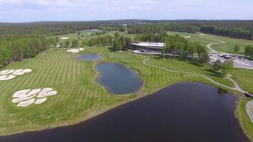 aereo Visualizza su golf corso con bellissima verde e stagno video