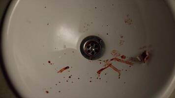 echt bloed van verslaafde in een wasbak, rood Aan wit. bloed Aan de wasbak. concept van pijn en lijden video