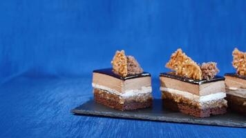 delizioso cioccolato torta su piatto su tavolo su buio blu sfondo. dolce - cioccolato torta video