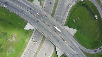 elevato autostrada. clip. il curva di sospensione ponte. aereo Visualizza. superiore Visualizza. sfondo panoramico strada video