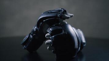 puño negro guantes para marcial letras , mma. par de boxeo guantes en un escritorio. concepto imagen, el idea de brutal competencia video