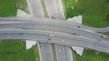 elevado via Expressa. grampo. topo Visão às curvas e linhas do cidade autoestrada. a curva do suspensão ponte. fundo cênico estrada video