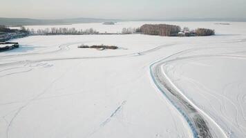 uno coche conducción mediante el invierno bosque en país la carretera. parte superior ver desde zumbido. aéreo ver de nieve cubierto la carretera en invierno, coche paso por. parte superior ver de el coche de viaje en Nevado la carretera video