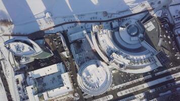 paysages urbains, haute monter Bureau bâtiments et grattes ciels dans ville, hiver lumière du jour, Haut vue dans l'hiver. Haut vue de le moderne hiver ville video